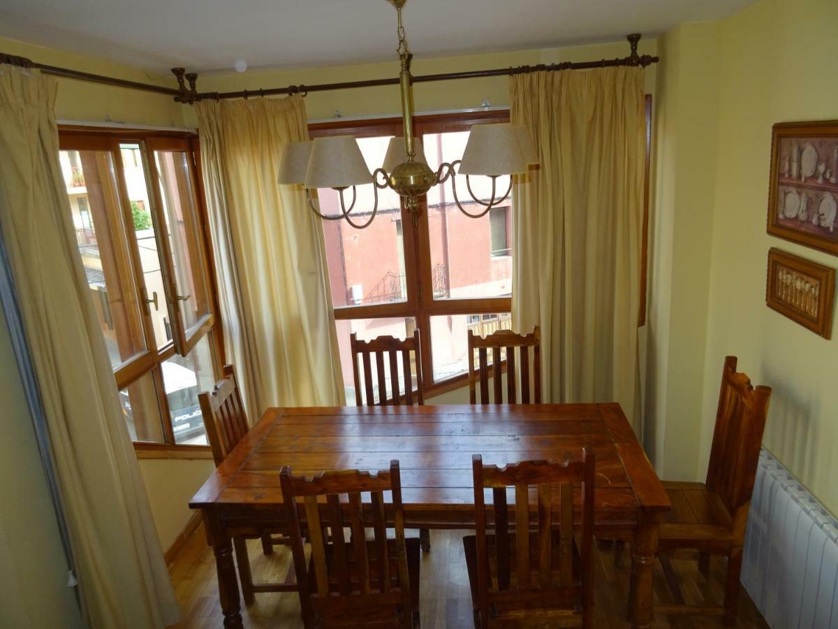 Ferienwohnung Piso Grande En El Centro De Jaca Con Wifi Y Garaje Exterior foto