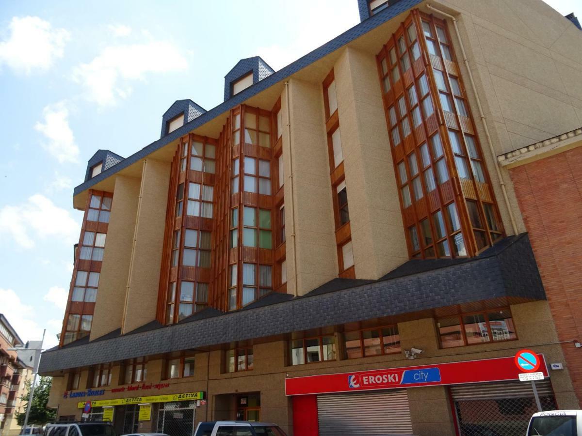 Ferienwohnung Piso Grande En El Centro De Jaca Con Wifi Y Garaje Exterior foto